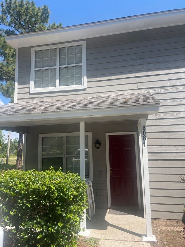 Foto principal - 2 Bed, 1.5 Bath Townhouse