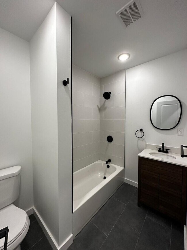 Foto del edificio - Renovated 2BR/2BA w/ Private Yard, Porch & In-Unit Laundry