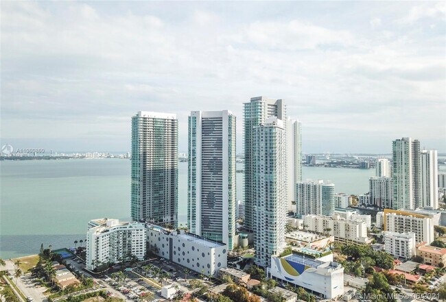 Foto del edificio - 650 NE 32nd St