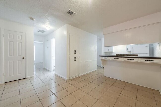 Building Photo - 766 E Pecan St