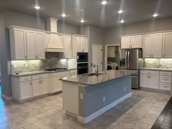 Foto del edificio - 4 Bedroom 3 Full bath Dream home located i...