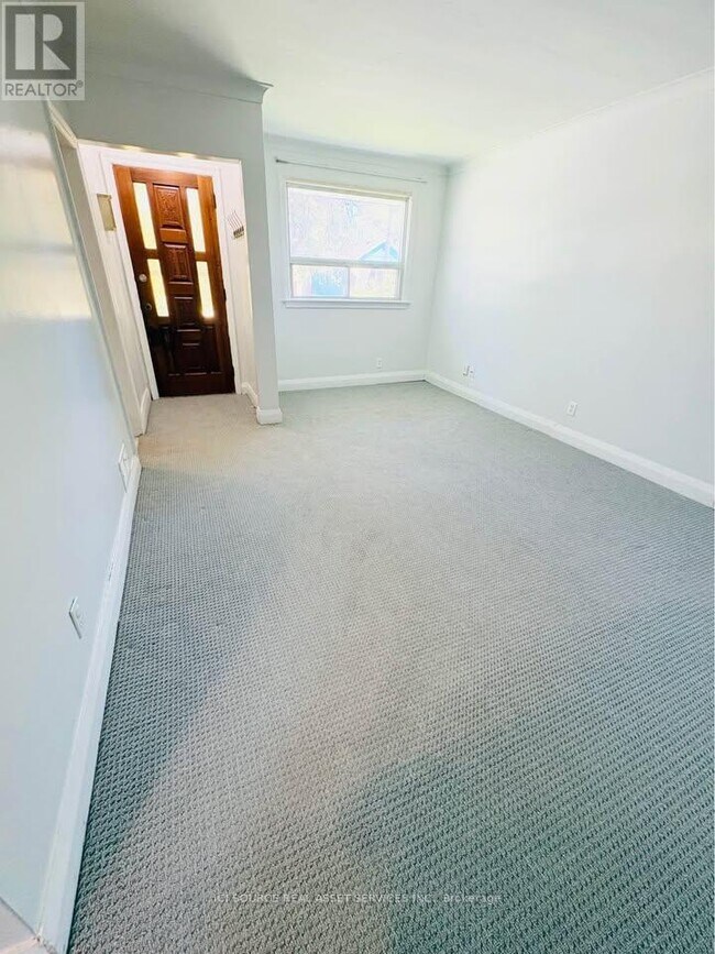 Building Photo - 74 Vanbrugh Ave