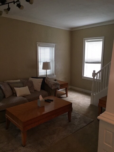 Sala de estar - 128 N Main St