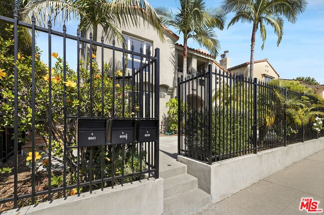 Foto del edificio - 8125 1/2 Blackburn Ave