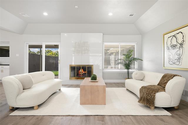 Building Photo - 6350 Glennox Ln