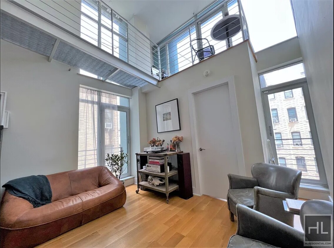 Primary Photo - Spacious three floor Penthouse with 3 bedr...