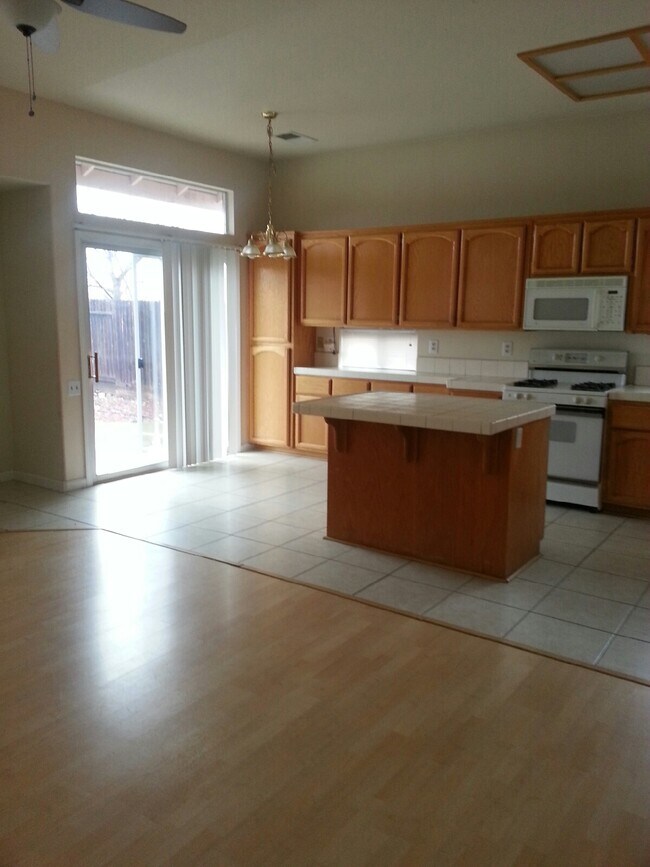 Foto del edificio - 2556 Du Bois Dr