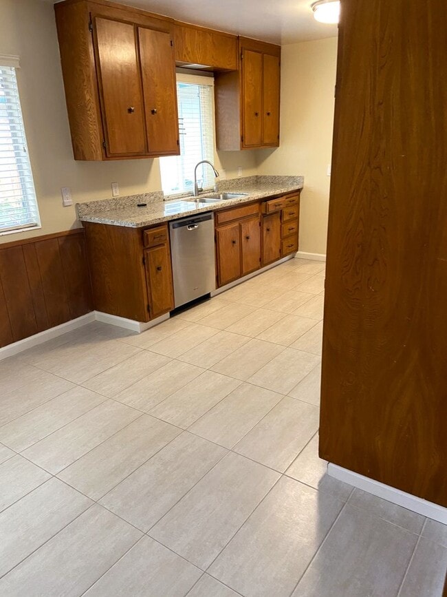 Building Photo - Spacious Duplex in Great Mountain View Area!