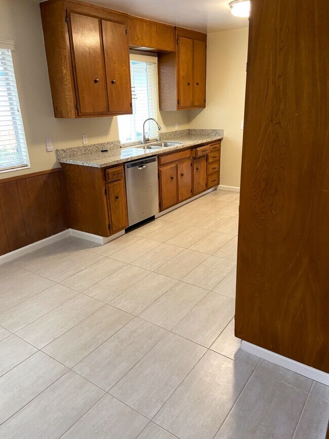 Foto del edificio - Spacious Duplex in Great Mountain View Area!