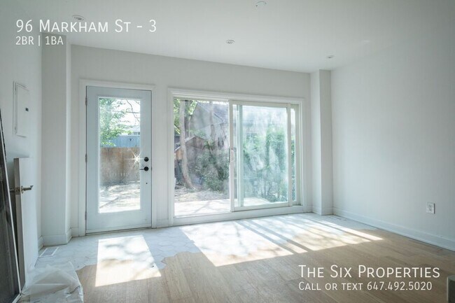 Photo du bâtiment - Trinity Bellwoods Two Bedroom Apartment