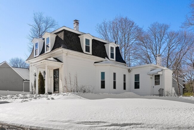 Building Photo - 1104 Pleasant St