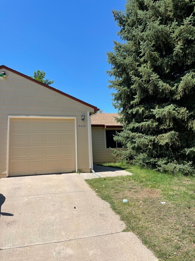 Foto del edificio - 4425 Hollyhock St