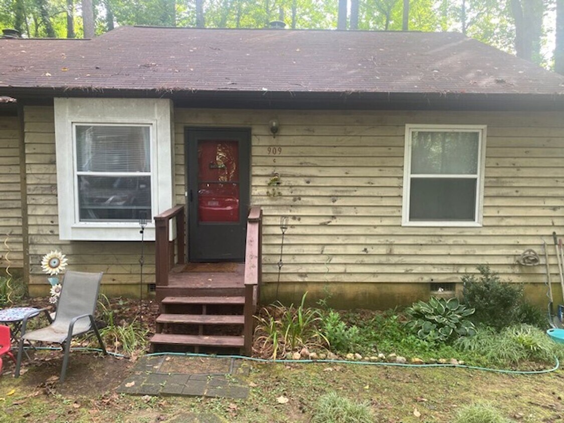 Primary Photo - 909 W Chatham St