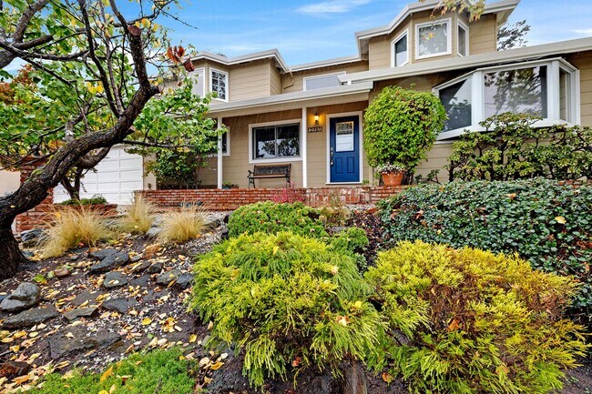 Foto del edificio - Stunning San Carlos 5 bedroom 4 bathroom H...