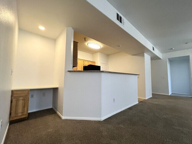 Foto del edificio - 3 Bedroom Condo with 1 Car Garage