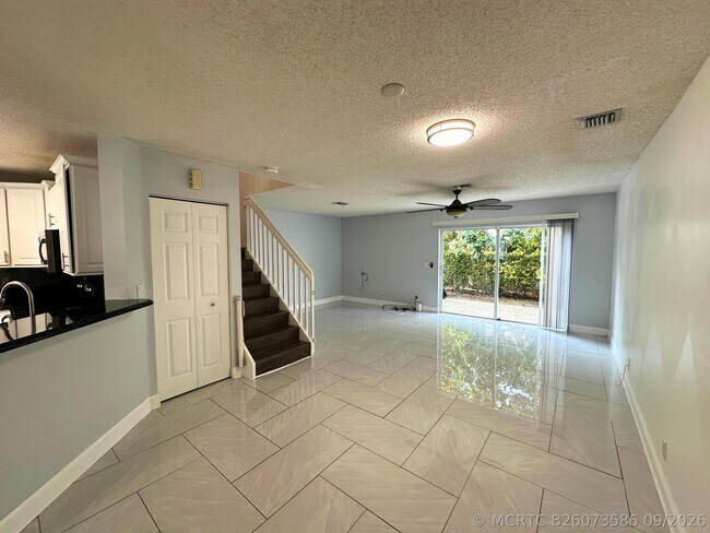 Building Photo - 4747 SW 14th St