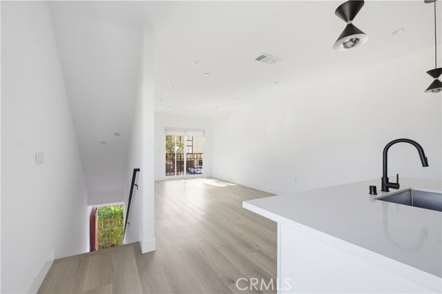 Foto del edificio - 21721 Hart St