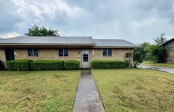 Building Photo - 204-206-206 Romana Cir
