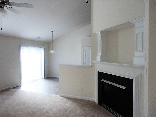 Building Photo - 823 Jennifer Ln