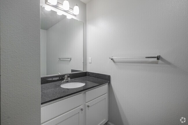 The Middleton - 3 habitaciones, 2 baños - 1,417 pies cuadrados - Tocador de baño - Sabal Palms