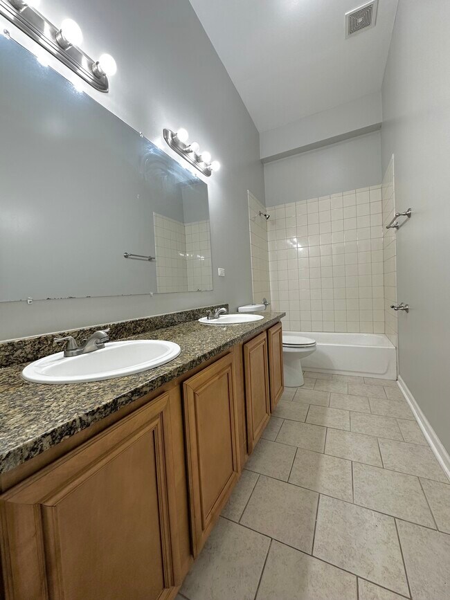 Foto del edificio - 2438 N Laramie Ave