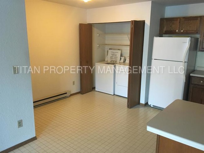 Building Photo - Large 2 Bedroom Water Inc.