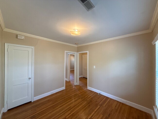 Foto del edificio - 817 Everett Pl