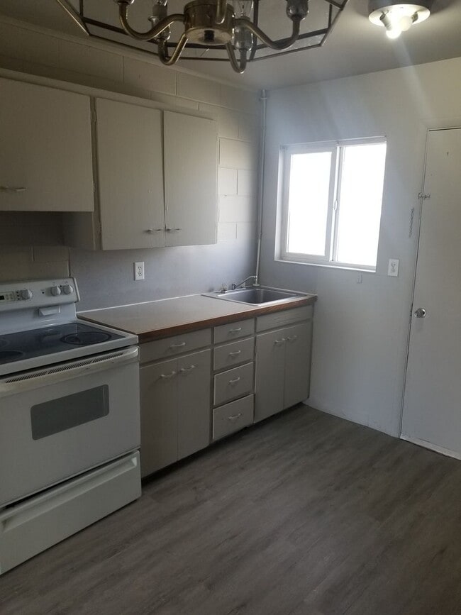Building Photo - Updated Fourplex