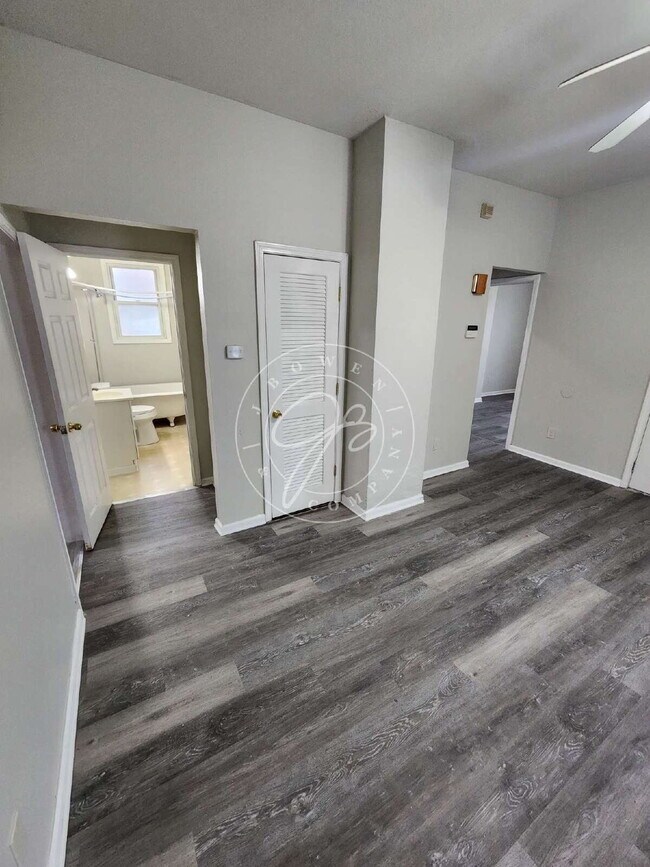 Foto del edificio - 1/2 off deposit with approved application! Bright & Updated 2-Bedroom Upper | Private Entry | Wat...
