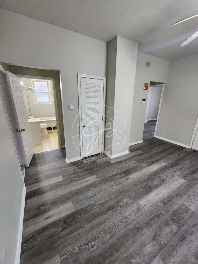 Building Photo - 1/2 off deposit with approved application! Bright & Updated 2-Bedroom Upper | Private Entry | Wat...