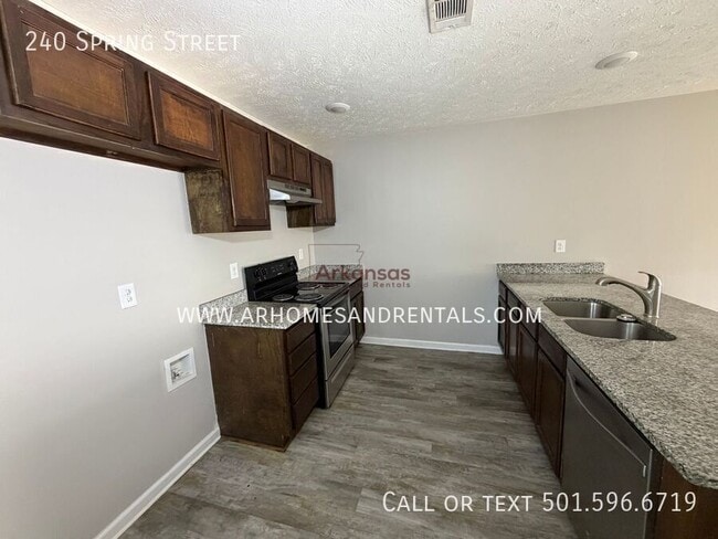 Building Photo - 240 Spring St