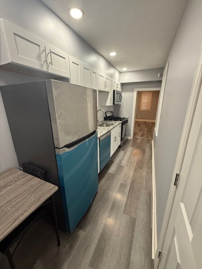 Building Photo - Recently rehabbed townhouse available in W...