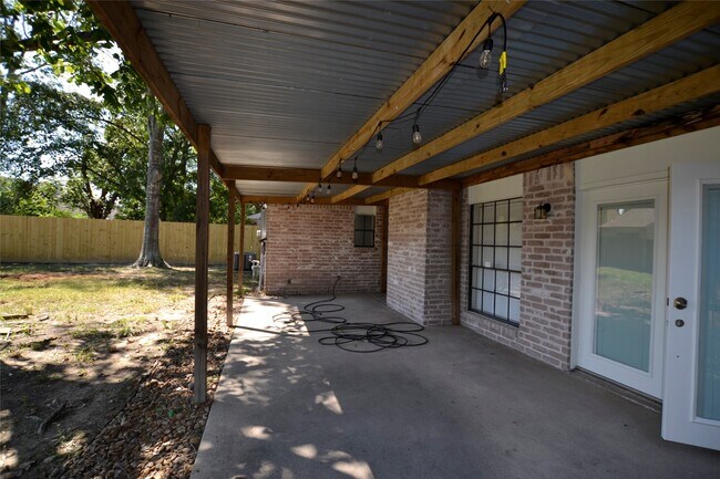 Foto del edificio - 18507 Wood Glen Ln
