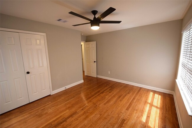 Building Photo - 8130 Sharondale Dr