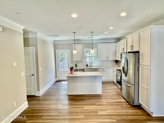 Building Photo - 153 Lark Dr