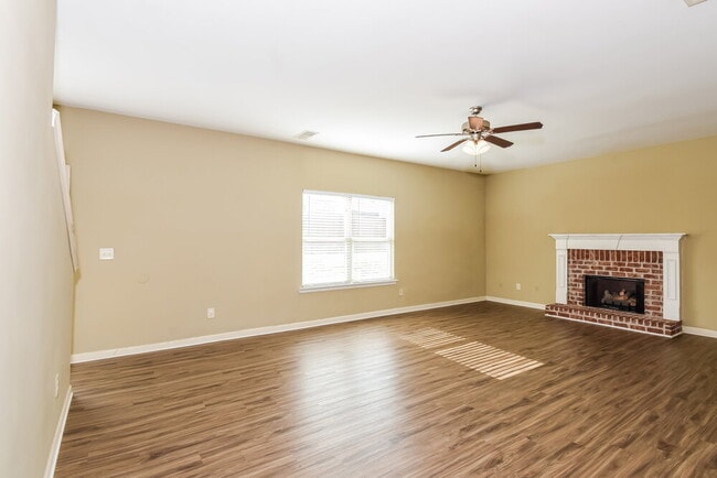 Building Photo - 173 Camellia Way