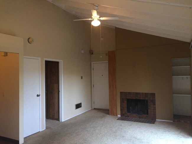 Building Photo - Sylvan Heights Condo - Minutes From Downtown.  Rent includes Water/Sewer & Garbage.  Clubhouse in...