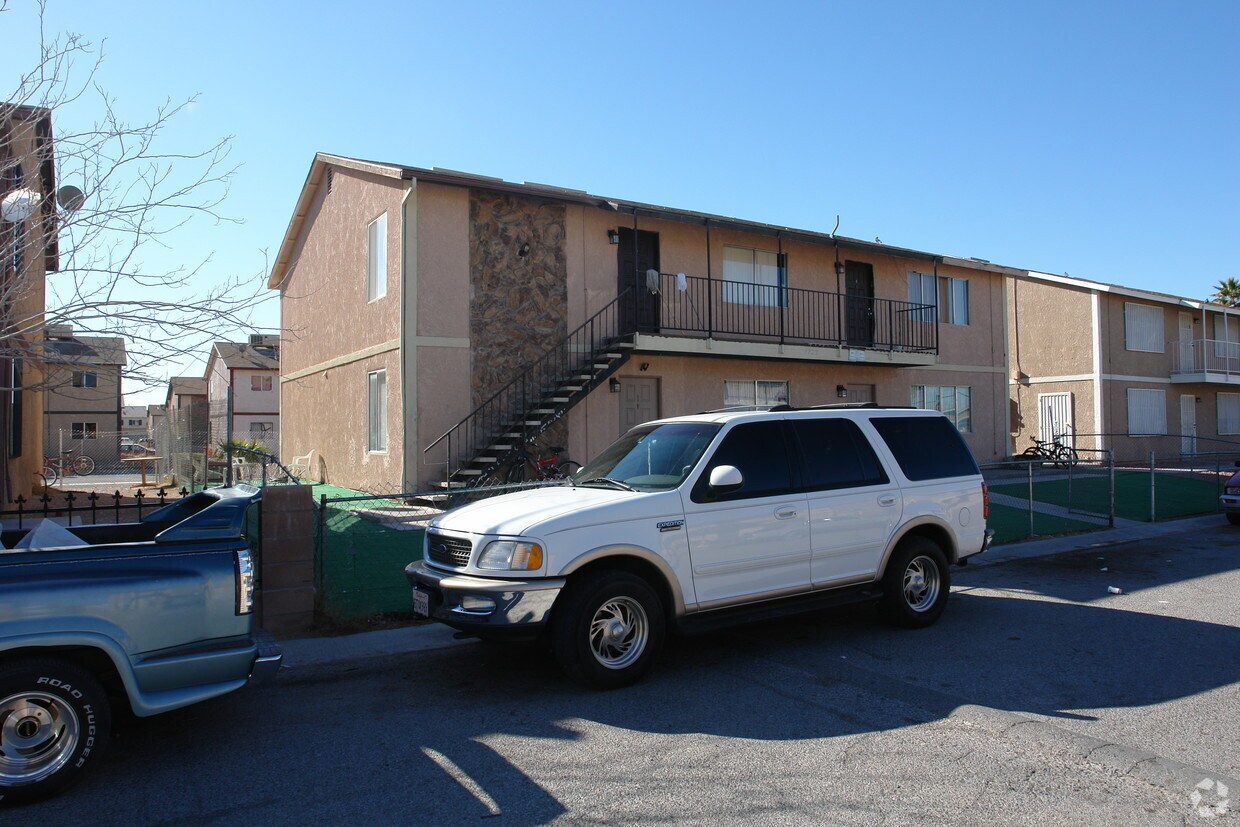 Primary Photo - 4723 Thunderbolt Ave