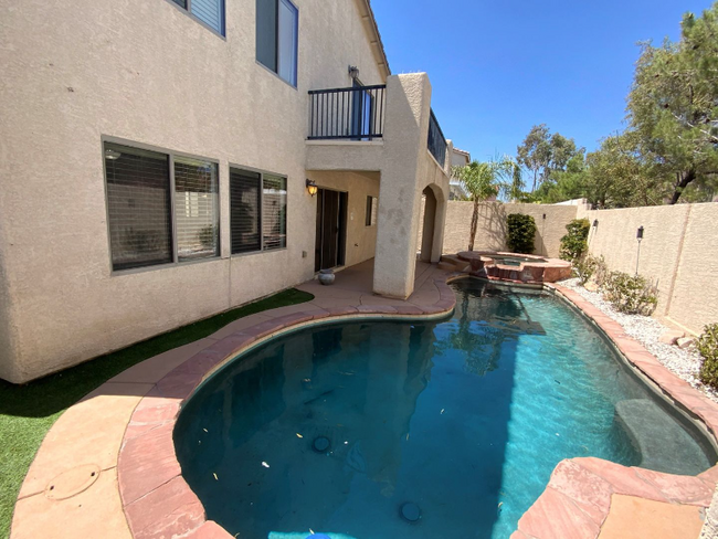 Building Photo - 5550 Golden Palms Ct