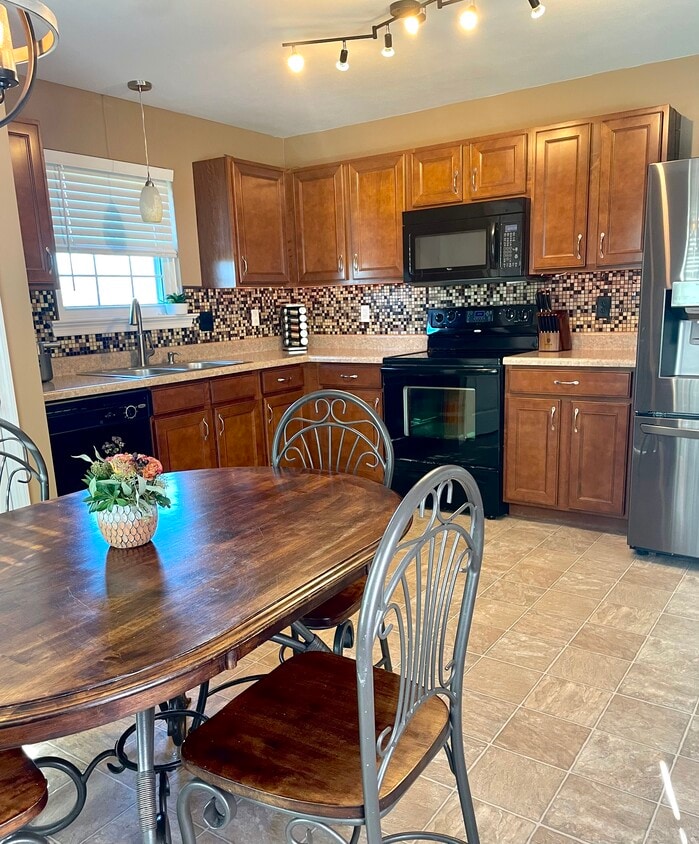 Kitchen - 1324 Piedmont Cir