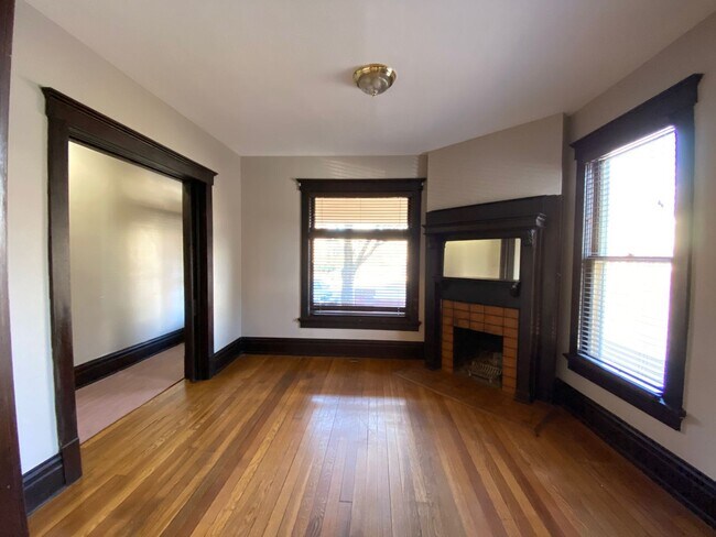 Foto del edificio - 351 W 6th Ave