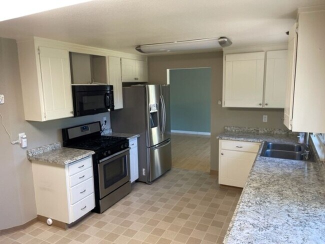 Foto del edificio - Beautifully Updated Home with Large Yard a...