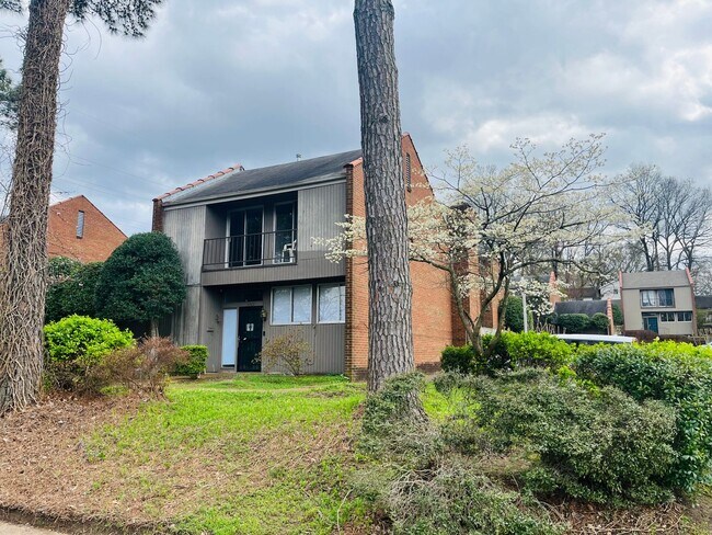 Foto del edificio - Beautiful renovated East Memphis condo located in the Richland area! Community Pool! Small pets a...