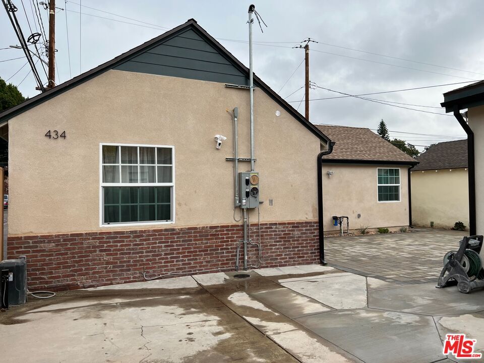 Foto principal - 434 N Beachwood Dr