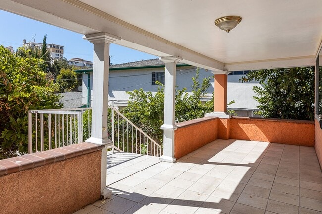 Building Photo - Quiet back house in Silver Lake!