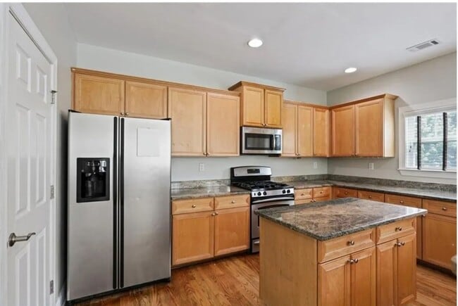 Building Photo - Charming 3BR Townhome in Atlanta