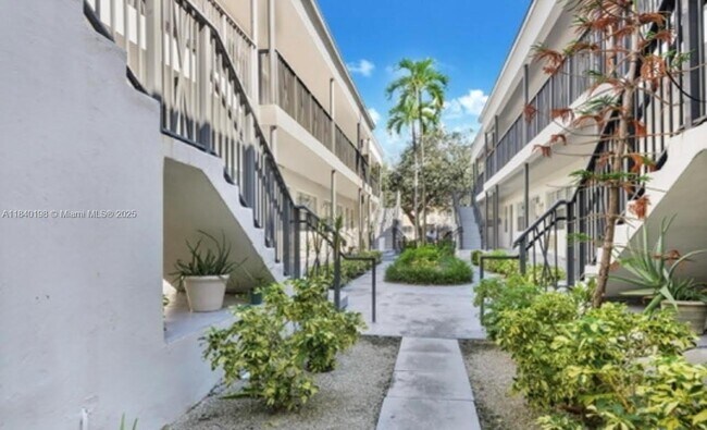 Foto del edificio - 966 Biarritz Dr