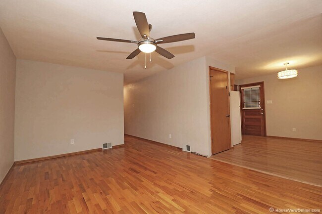 Building Photo - AVAIABLE JUNE 2024- House Close To Campus