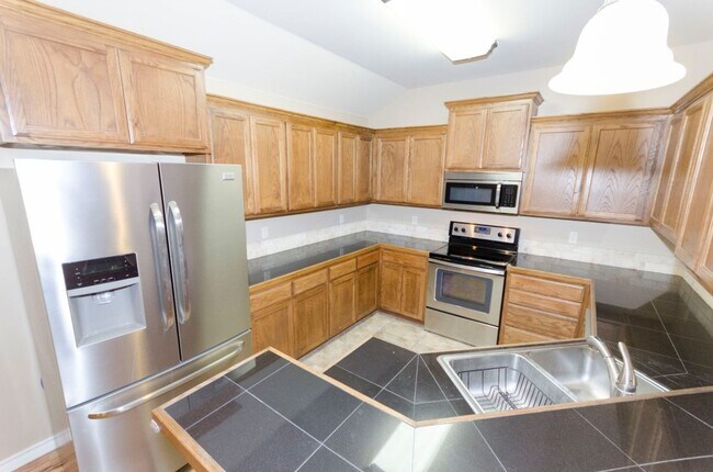 Foto del edificio - Beautiful Stone/Brick 3 Bedroom 2 Bath Home in Capitol Heights!!