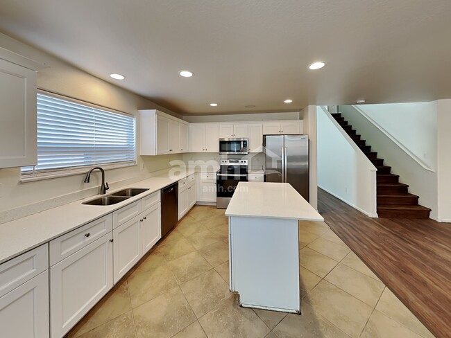 Building Photo - 466 E Penny Ln